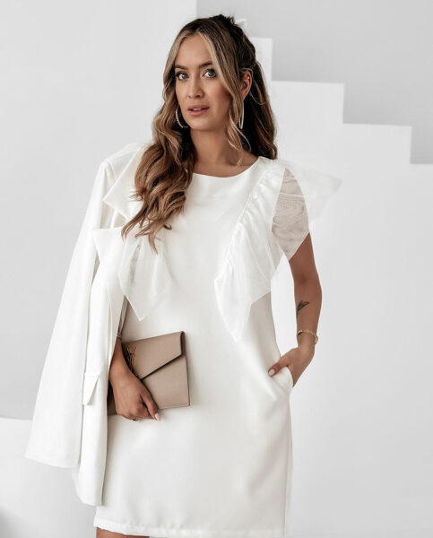 Balta suknelė su tiulio rankovėmis